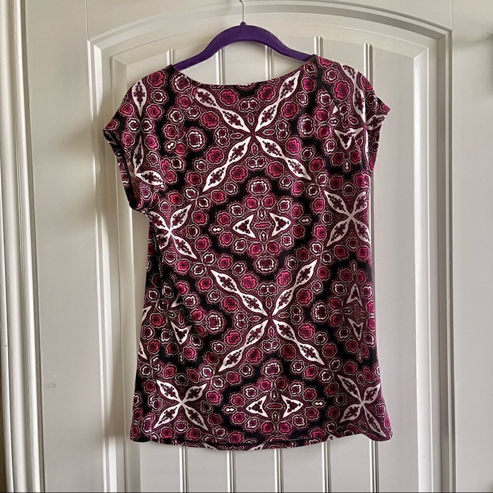 2/$16 New York & Company Black w/Burgundy Print Short Sleeve Blouse; SZ S; EUC - Picture 2 of 6